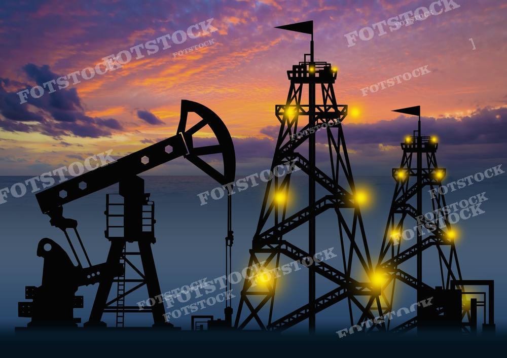 На фотографии изображены силуэты нефтяных вышек на фоне закатного неба. На первом плане видна классическая нефтяная насосно-компрессорная установка, а справа — буровые вышки с освещением. Этот вид может использоваться для иллюстрации материалов, связанных с нефтедобычей, энергетической отраслью, а также для обсуждения влияния нефтяной индустрии на окружающую среду.